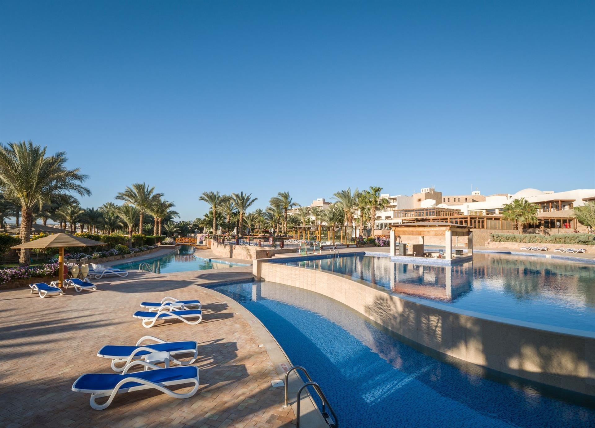 teren hotelu, basen, pool bar