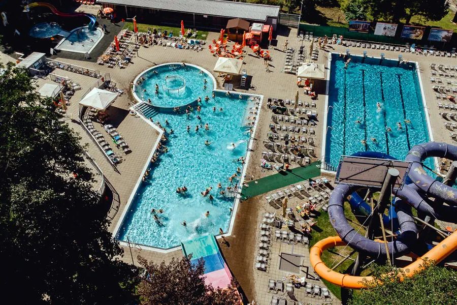 basen, aquapark, zjeżdżalnia