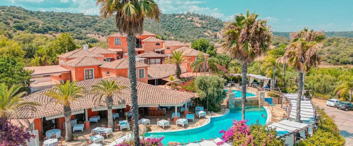 basen, teren hotelu, obiekt