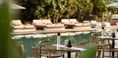 teren hotelu, basen, restauracja