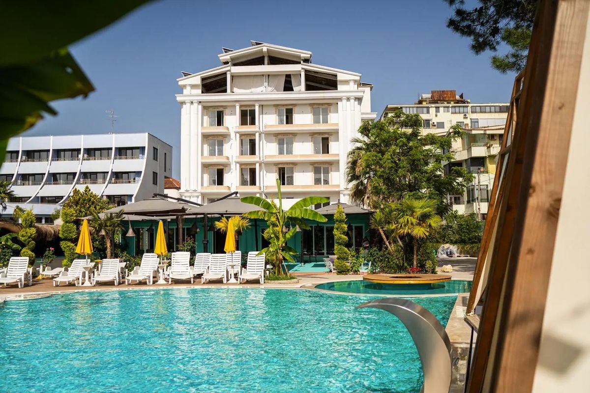 obiekt, teren hotelu, basen