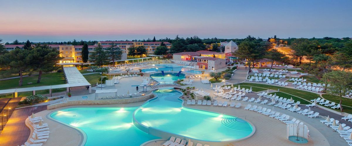 obiekt, teren hotelu, basen