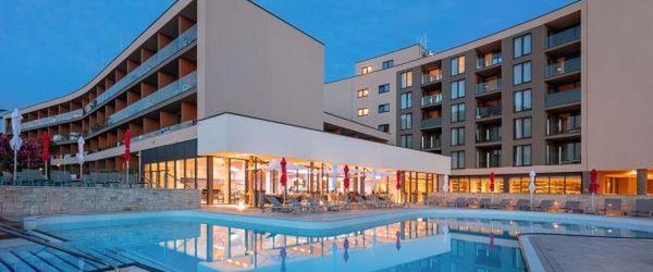 budynek główny, teren hotelu, basen