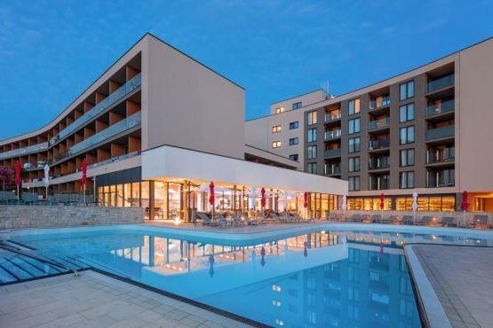 budynek główny, teren hotelu, basen