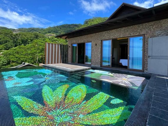 Basen i zabudowa Gardens Hill Resort & Spa w Beau Vallon