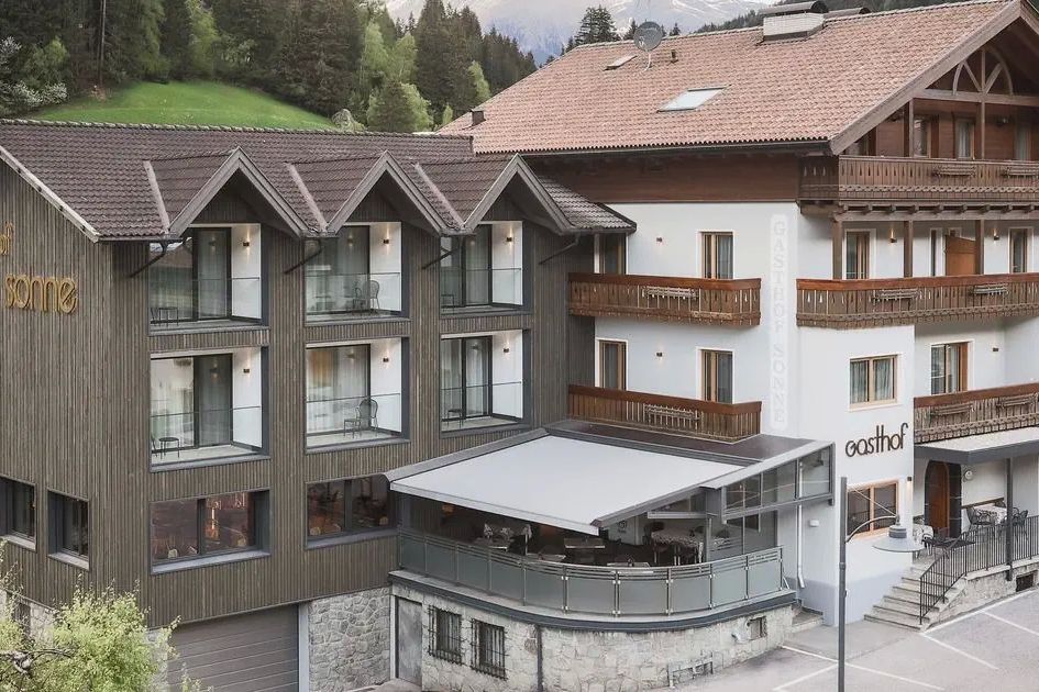 teren hotelu, budynek główny, obiekt