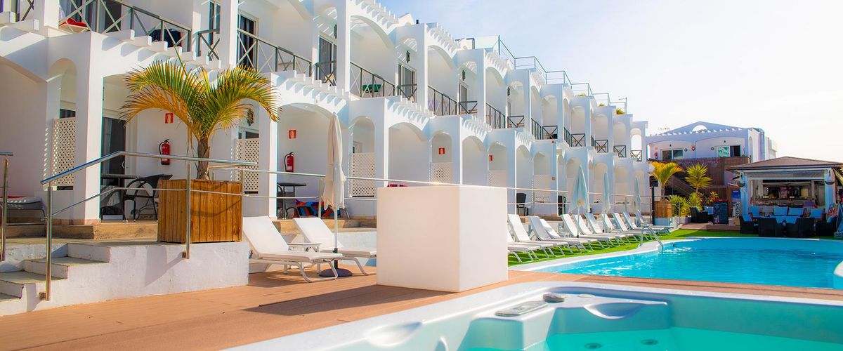 obiekt, teren hotelu, basen