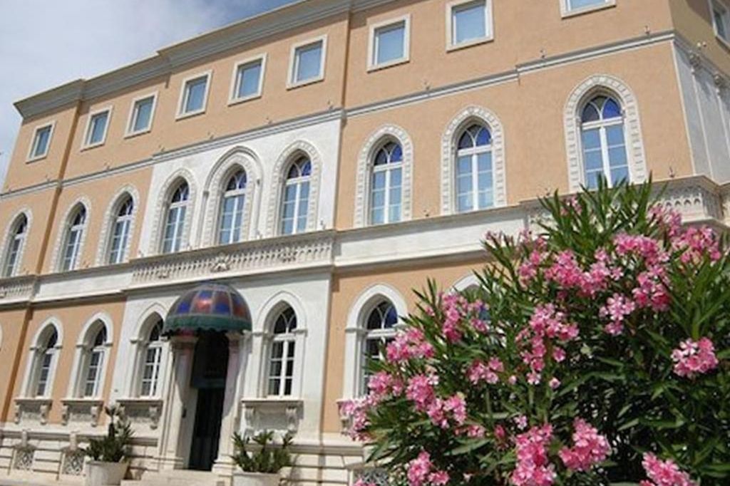 budynek główny, teren hotelu