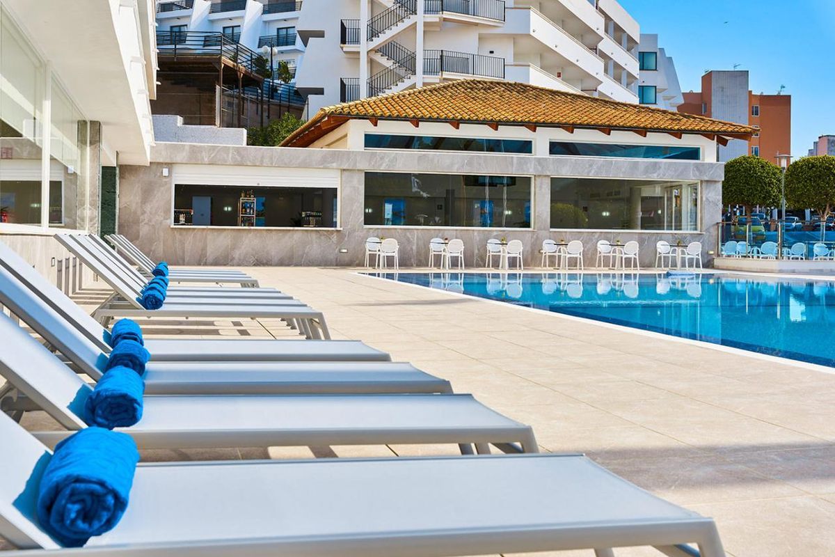 teren hotelu, basen, pool bar