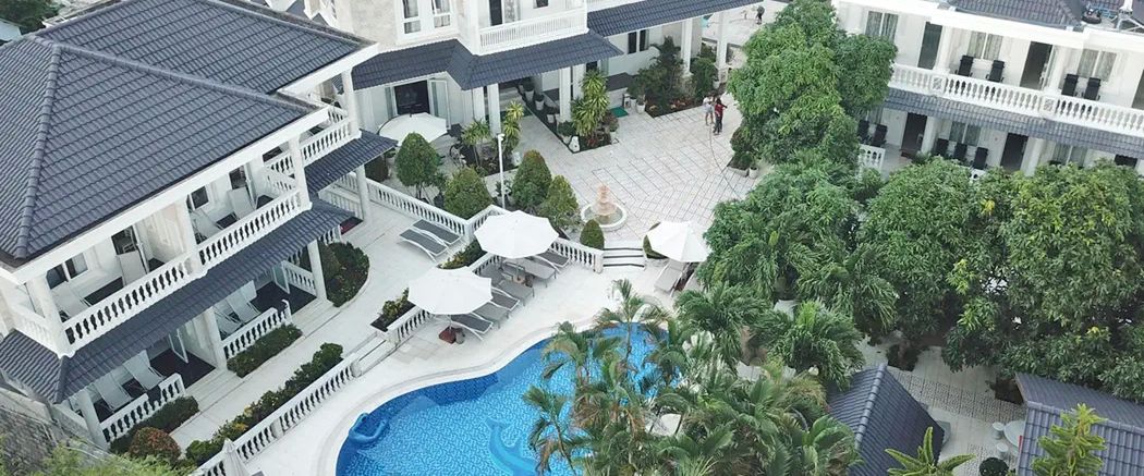 basen, budynek główny