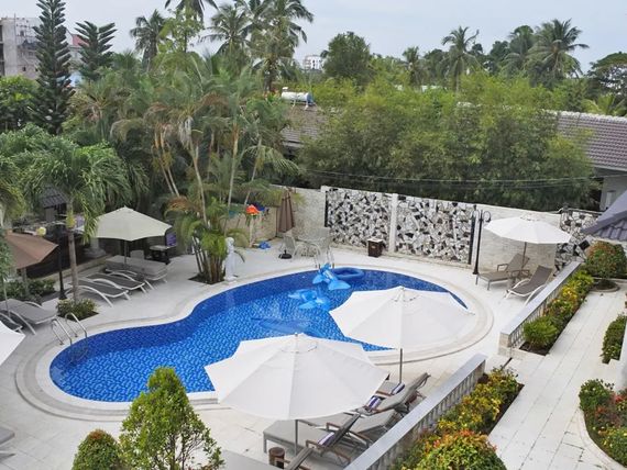 basen, teren hotelu