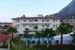 teren hotelu, basen, góry