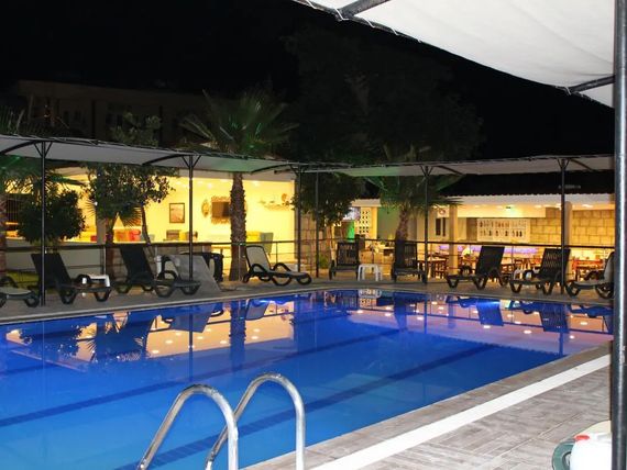 teren hotelu, basen, restauracja