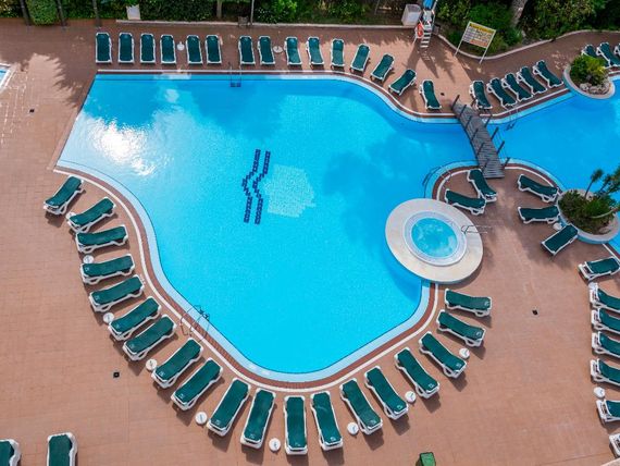 teren hotelu, basen, jacuzzi