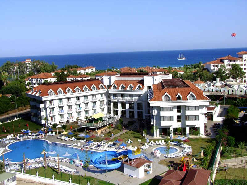 teren hotelu, basen, zjeżdżalnia