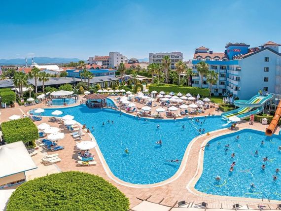 teren hotelu, basen, zjeżdżalnia