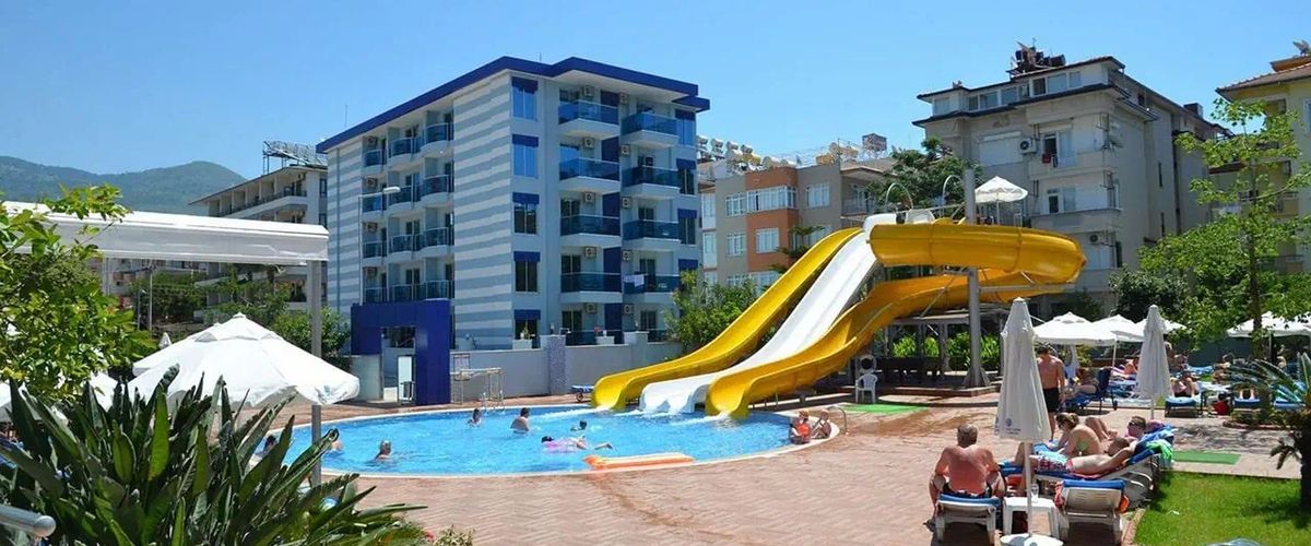 teren hotelu, zjeżdżalnia, basen