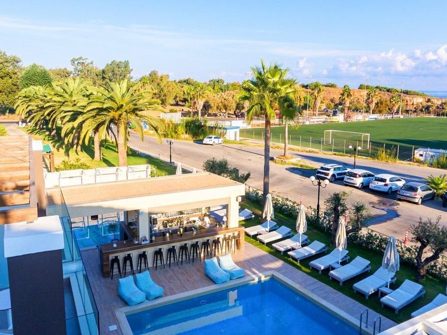 teren hotelu, basen, pool bar