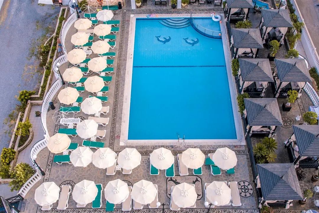 Coralli Beach - basen