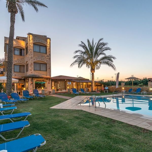 Danelis Studios & Apartments