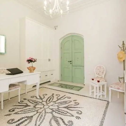 Efchi Suites 1904