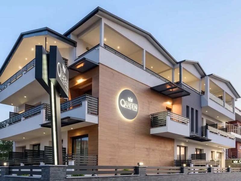 Elizabeth Queen Luxury Rooms