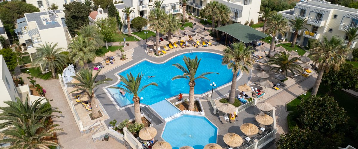 teren hotelu, basen, wakacjepl