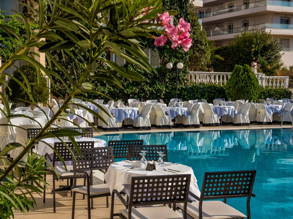 teren hotelu, basen, restauracja