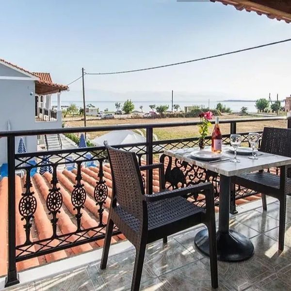 Makis Studios and Apartments