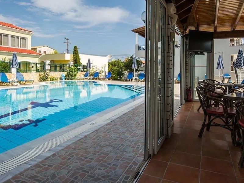 Makis Studios and Apartments