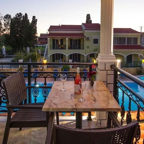 Makis Studios and Apartments