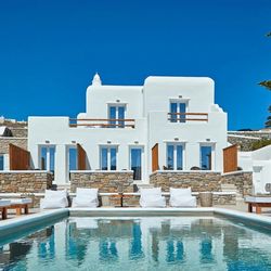 Mykonos Waves Beach House Suites