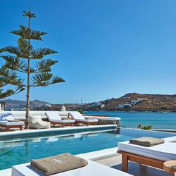 Mykonos Waves Beach House Suites