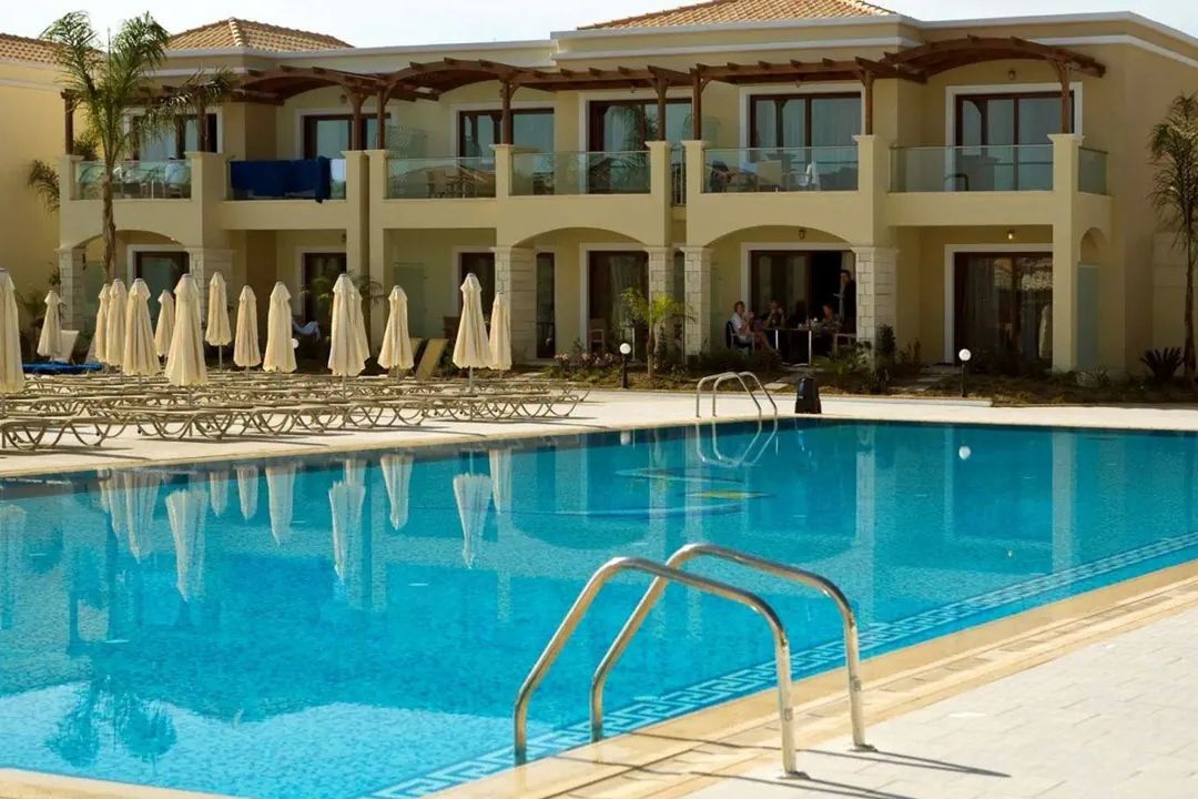 Mythos Beach Resort - basen