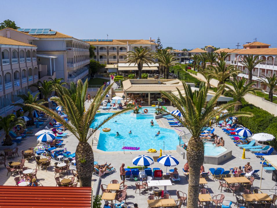 teren hotelu, basen, wakacjepl