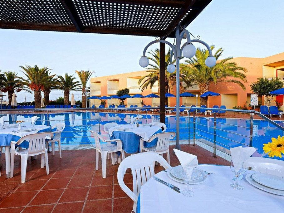 teren hotelu, basen, restauracja