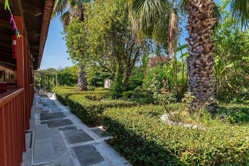 Roussa's - teren hotelu