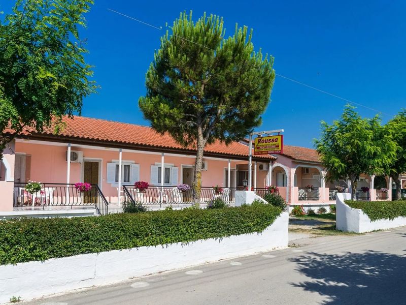 Roussas Studios and Apartments