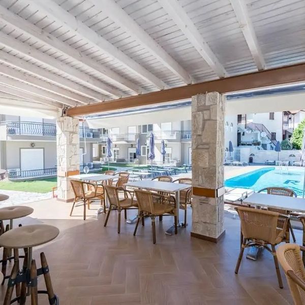Royal & Suites (Polichrono)