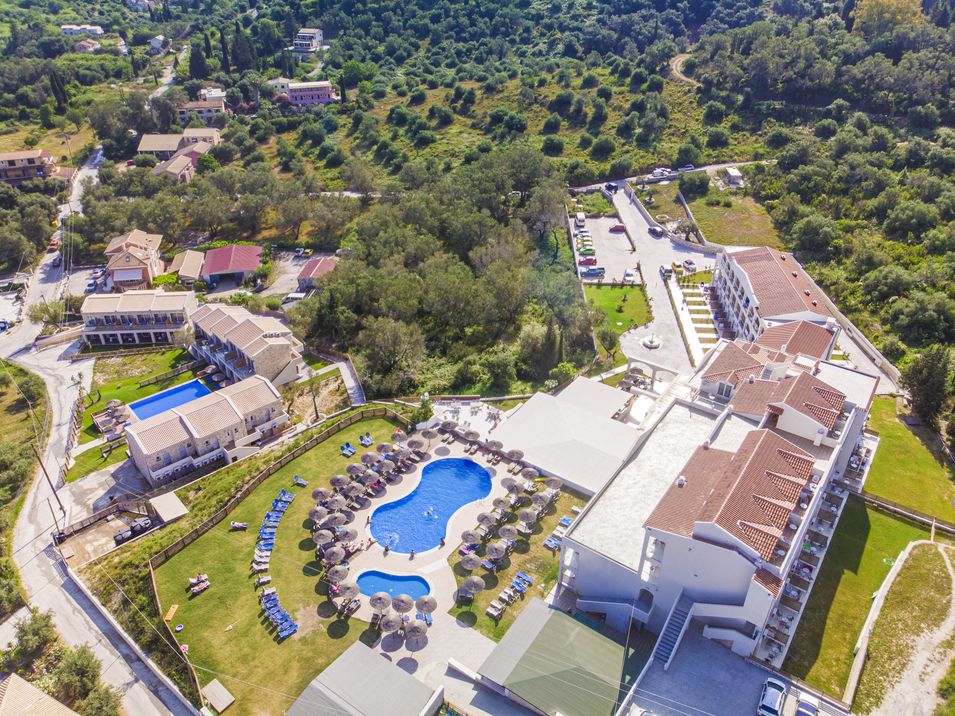 teren hotelu, basen, wakacjepl