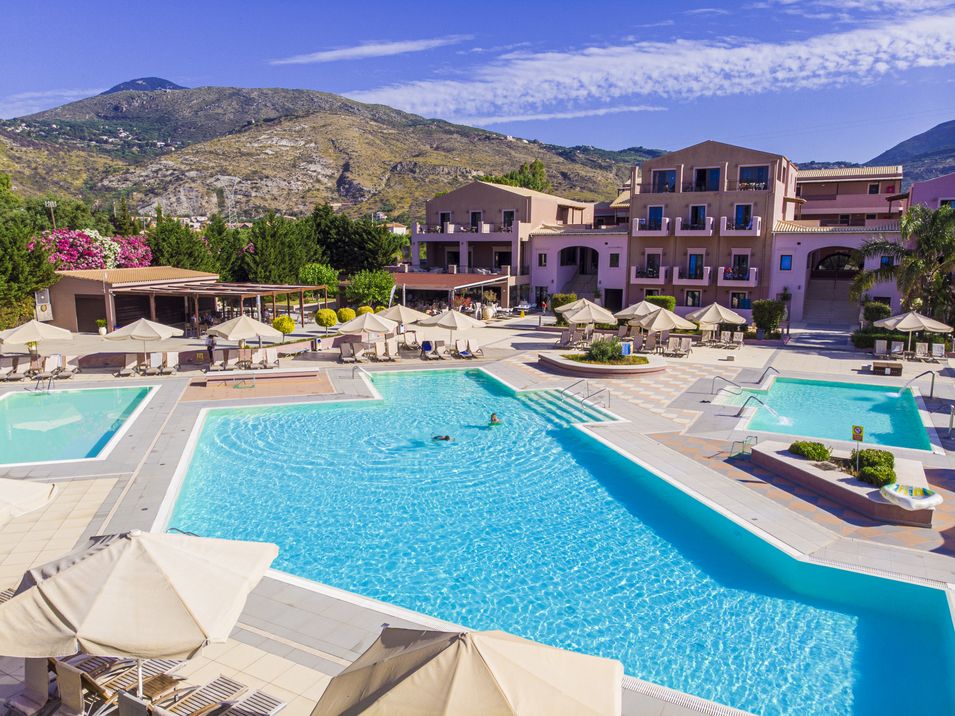 teren hotelu, basen, wakacjepl