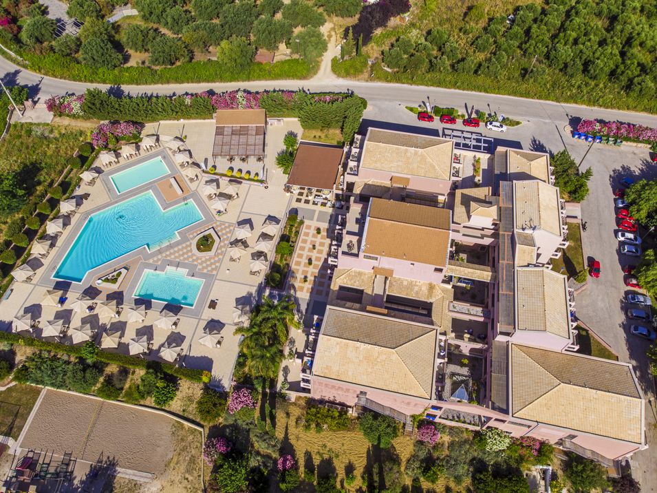 teren hotelu, basen, wakacjepl