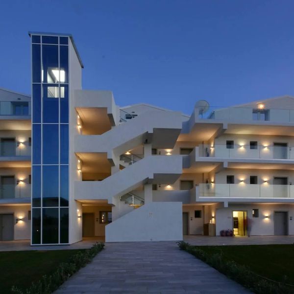 V Luxury Suites