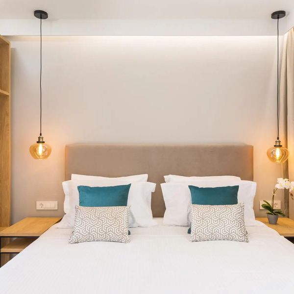 V Luxury Suites