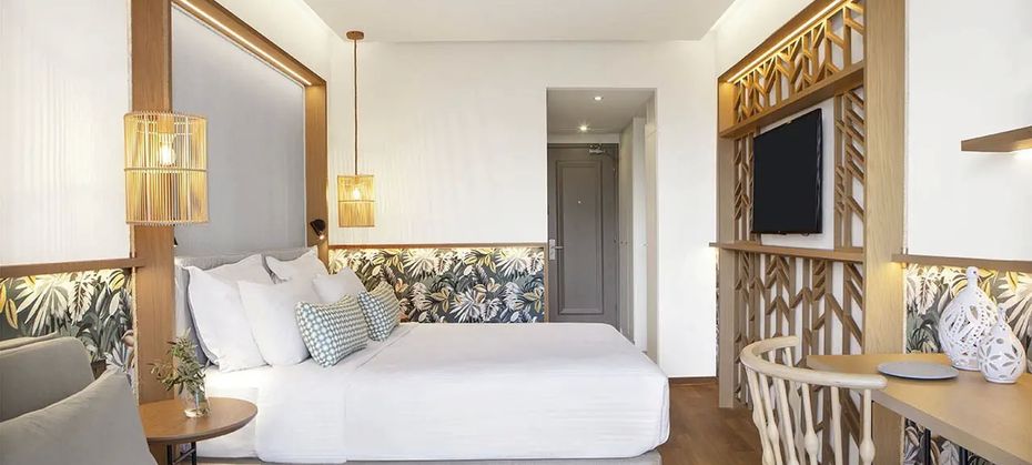 Zeus Eleva Mirabello Bay