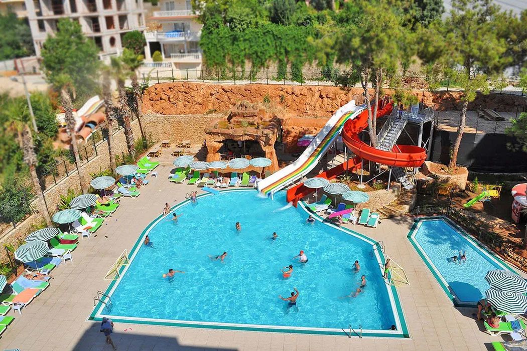 teren hotelu, basen, zjeżdżalnia