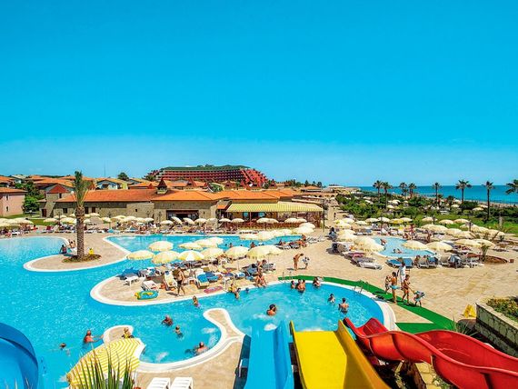 teren hotelu, basen, zjeżdżalnia