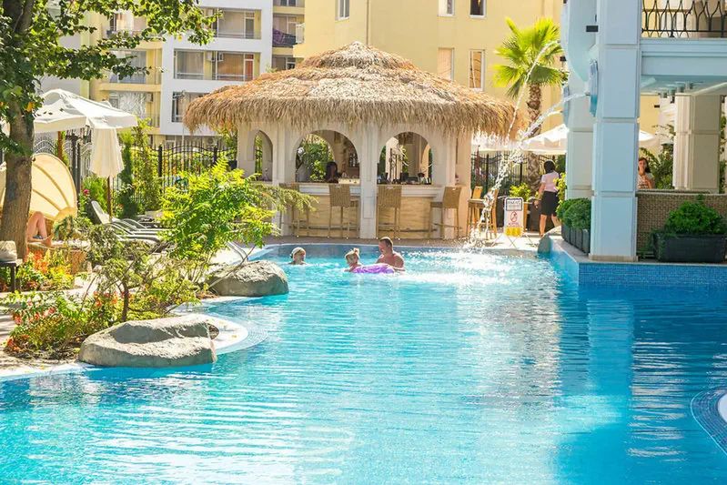 teren hotelu, basen, pool bar