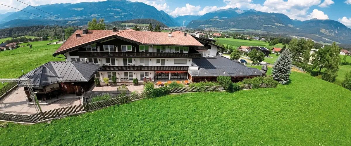 budynek główny, teren hotelu