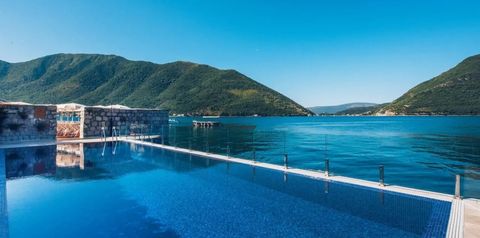 teren hotelu, basen, góry